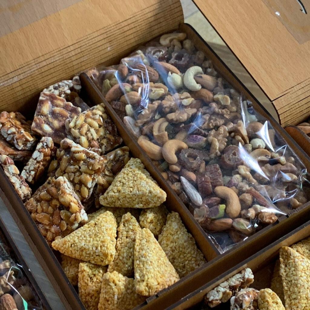 Mix meva with til triangles and chikki gift box – Al Safa Eats